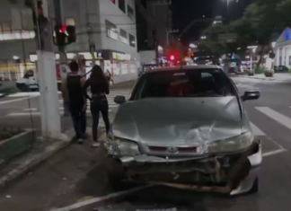 Idosa fica ferida após colisão em cruzamento com sinaleira piscante no Centro de Chapecó