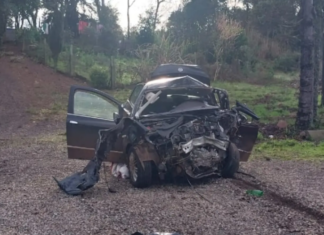 Acidente entre dois carros deixa quatro mortos em município do Paraná, divisa com Santa Catarina