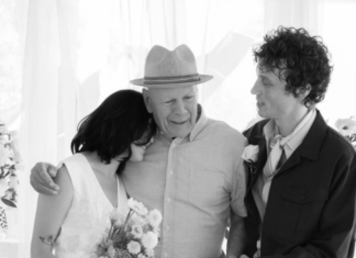 Bruce Willis faz rara aparição no casamento da filha e emociona fãs