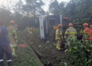 Ônibus com 56 pessoas tomba na BR-040 e deixa ao menos 10 mortos