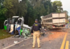 Acidente entre micro-ônibus e carreta deixa 23 mortos em rodovia