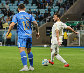 Grêmio vira sobre a Chapecoense e volta a vencer no Brasileirão