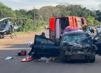 Mulher em estado gravíssimo é transferida de helicóptero para Chapecó após grave acidente no RS
