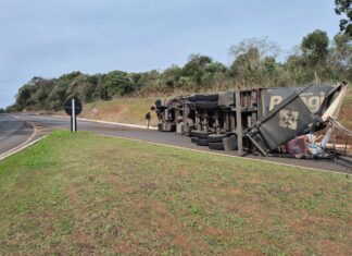 Carreta tomba e bloqueia totalmente a BR-282 no trevo de acesso a Vargeão