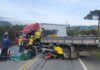 Colisão frontal entre dois caminhões deixa motorista morto e outro ferido na BR-282