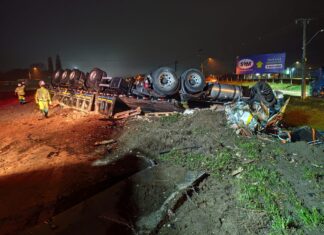 Motorista morre preso às ferragens após colisão entre caminhões em rodovia de Santa Catarina