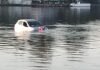 Corpo de Bombeiros resgata veículo que estava submerso em lagoa