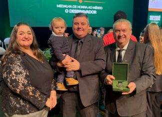Gerson Otto recebe Medalha O Desbravador por contribuição à comunicação de Chapecó