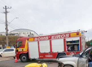 Colisão entre dois carros deixa mulher ferida em rodovia de SC