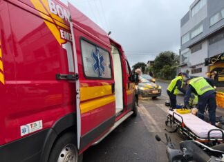 VÍDEO: Homem fica ferido após colisão entre moto e carro em Chapecó