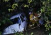 Carro sai da pista e cai em ribanceira de cinco metros na BR-282 em Chapecó