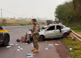 VÍDEO: Motorista tenta fugir da PRF, capota carro e é preso com 5 mil maços de cigarros em rodovia