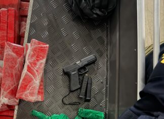 PRF apreende 380 quilos de maconha e três armas escondidas em barco
