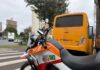 Acidente entre lotação e motocicleta deixa passageira ferida em Chapecó
