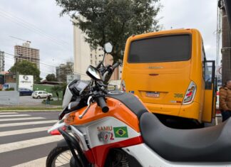 Acidente entre lotação e motocicleta deixa passageira ferida em Chapecó