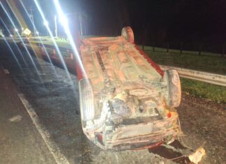 Mulher fica ferida após carro capotar na SC-418