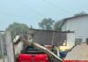 Saveiro invade residência e fica sob estrutura de garagem que desabou em Campos Novos
