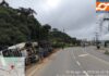 Carreta carregada com papel sai da pista e tomba na SC-355