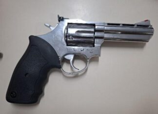 Homem é conduzido após denúncia de violência doméstica e armas são apreendidas
