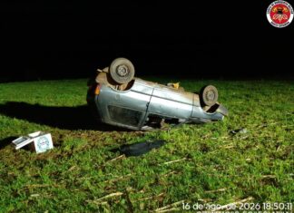Fiat Uno sai da pista e capota em Campos Novos; três homens são atendidos
