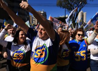 Com caminhada em Chapecó, João Rodrigues reúne milhares de pessoas no lançamento de sua candidatura