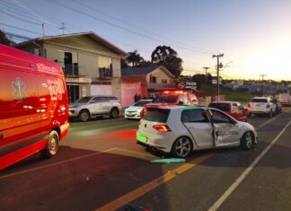 Colisão entre dois carros deixa mulher ferida no Oeste Catarinense