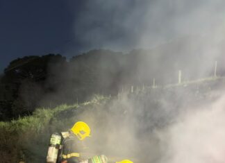 Fiat Tempra abandonado é destruído por incêndio em estrada no Oeste Catarinense