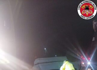 Carro capota e bate contra guard rail na BR-282, em SC