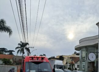 Motociclista fica ferida após colisão com caminhão em SC