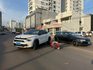 VÍDEO: Motociclista fica ferida após bater contra carro na Avenida John Kennedy, em Chapecó
