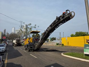 Obras de fresagem alteram trânsito em trecho da Rua Porto Alegre em Chapecó
