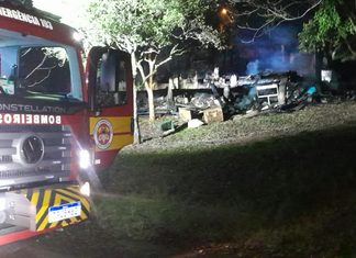 Incêndio destrói residência de madeira no oeste de SC