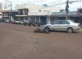 Adolescente de 16 anos fica ferido após colisão entre carro e moto no oeste SC