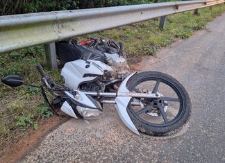 Motociclista morre após cair e bater contra guard-rail em SC