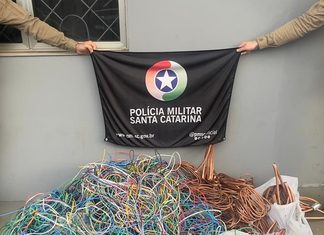 Três homens são presos suspeitos de furtar fiação de prédio em construção em Chapecó