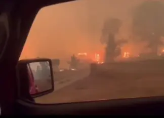 Incêndio florestal força mais de 20 mil pessoas a deixarem casas no Canadá