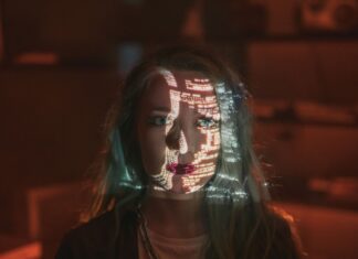 Influenciadora denuncia deepfake após foto de biquíni ser transformada em nudez falsa por IA