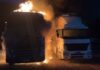 Incêndio destrói cabines de duas carretas estacionadas às margens da SC-135 em Videira