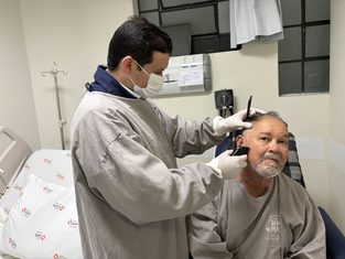 Enfermeiro corta cabelo de pacientes em hospital 100% SUS e ajuda a resgatar autoestima