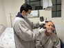 Enfermeiro corta cabelo de pacientes em hospital 100% SUS e ajuda a resgatar autoestima
