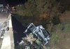 Caminhão tomba em ponte na SC-350, motorista fica preso às ferragens e carga é alvo de tentativa de saque