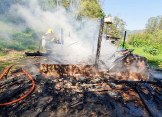 Casa em construção é destruída por incêndio na área rural de Chapecó