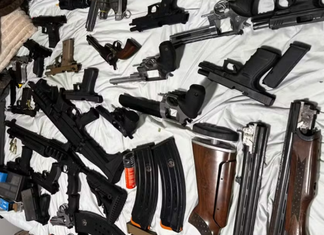 PF apreende 44 armas, R$ 535 mil e cheques de R$ 1 milhão em operação na Bahia