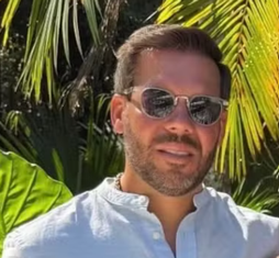 Empresário é morto a tiros na frente da família por dupla encapuzada em Palhoça
