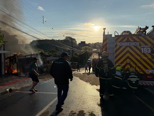 Bombeiros detalham incêndio que destruiu carro e duas motos em garagem de casa em Chapecó