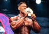Que horas Ramon Dino sobe ao palco hoje no Mr. Olympia 2026? Ramon Dino com a medalha de 2025 (Foto: Mr. Olympia TV, Reprodução)