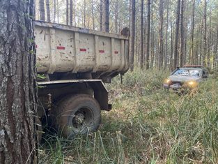 Polícia Militar Ambiental recupera dois caminhões furtados em área rural do oeste catarinense