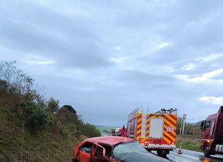 Motorista a 120km/h em ultrapassagem provoca acidente na BR-282
