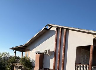 Incêndio atinge beiral de residência e mobiliza bombeiros em Chapecó