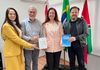Escritora de Xanxerê entrega ao prefeito livro publicado na Itália